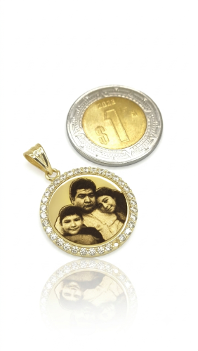 Medalla Circular con Fotograbado y Bisel de Circonias en Oro